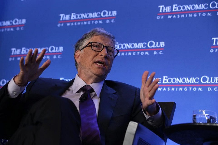 Sách là một thứ rất quan trọng trong cuộc đời của tỷ phú Bill Gates. Bởi thế, dù đi đâu ông vẫn luôn mang theo một chiếc túi chứa đầy sách theo mình. Ảnh: Reuters
