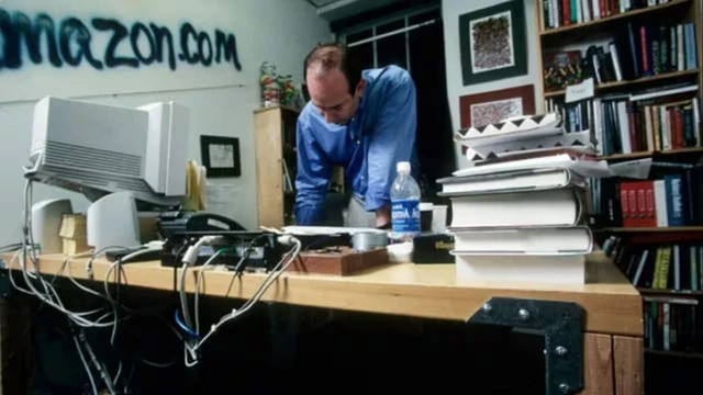 Loại bàn đặc biệt này còn được gọi là "bàn cánh cửa", bởi mặt bàn vốn dĩ chỉ là một tấm gỗ được thiết kế để dùng làm cánh cửa. Tuy nhiên, tấm gỗ này được gắn thêm chân để thành chiếc bàn. Ảnh: BI