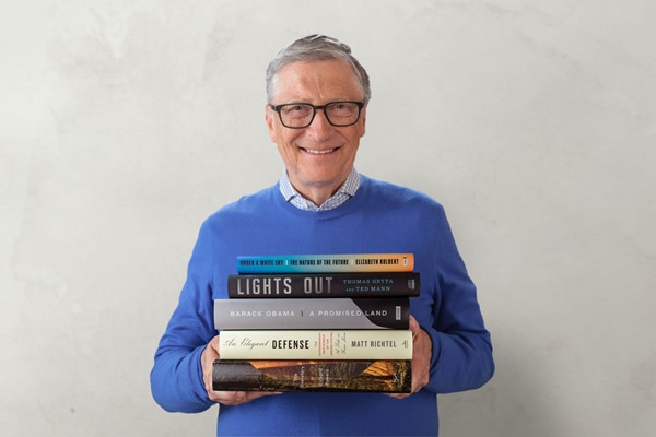 Có khoảng 15 quyển sách được Bill Gates cho vào túi, trong số ấy có cả những cuốn sách dày và nặng tới cả một kilogram. Ảnh: CNBC