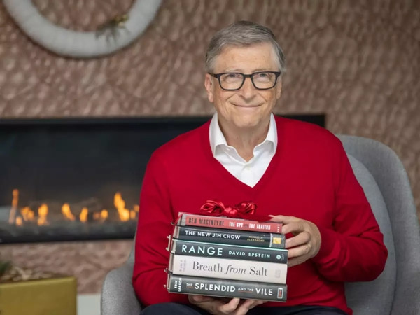 Một người bạn của Bill Gates tiết lộ rằng, trong một kì nghỉ, ông mang theo tới 14 quyển sách. Ông không chỉ đọc một mà tới năm cuốn sách khác nhau về cùng một chủ đề. Ảnh: The Economic Times