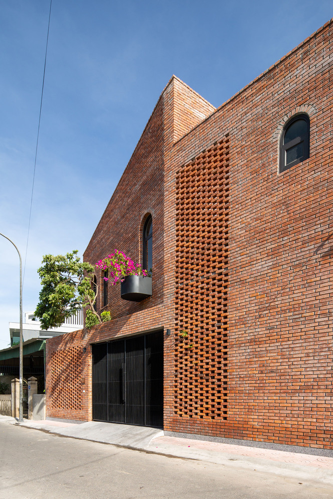 Mong muốn của gia chủ là không gian hướng nội, tránh xa sự hối hả và nhộn nhịp của đường phố bên ngoài nhưng vẫn gần gũi với thiên nhiên. Ảnh: Hoàng Lê