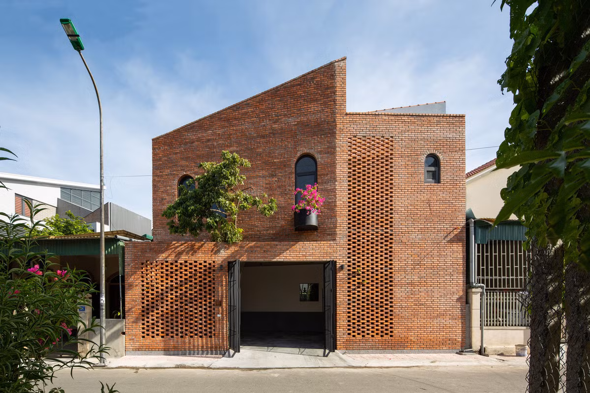  Ngôi nhà nằm trên khu đất rộng 200m2 ở trung tâm TP Hà Tĩnh, được thiết kế theo yêu cầu của một nhiếp ảnh gia dành cho gia đình 4 thành viên gồm hai vợ chồng và hai cậu con trai nhỏ. Ảnh: Hoàng Lê