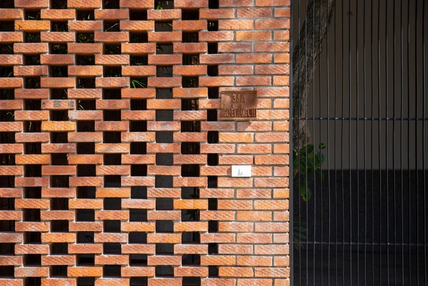 Từng viên gạch màu đỏ được sắp xếp tỉ mỉ, tạo điểm nhấn và độ thông thoáng ở khu mặt tiền nhà. Ảnh: Hoàng Lê