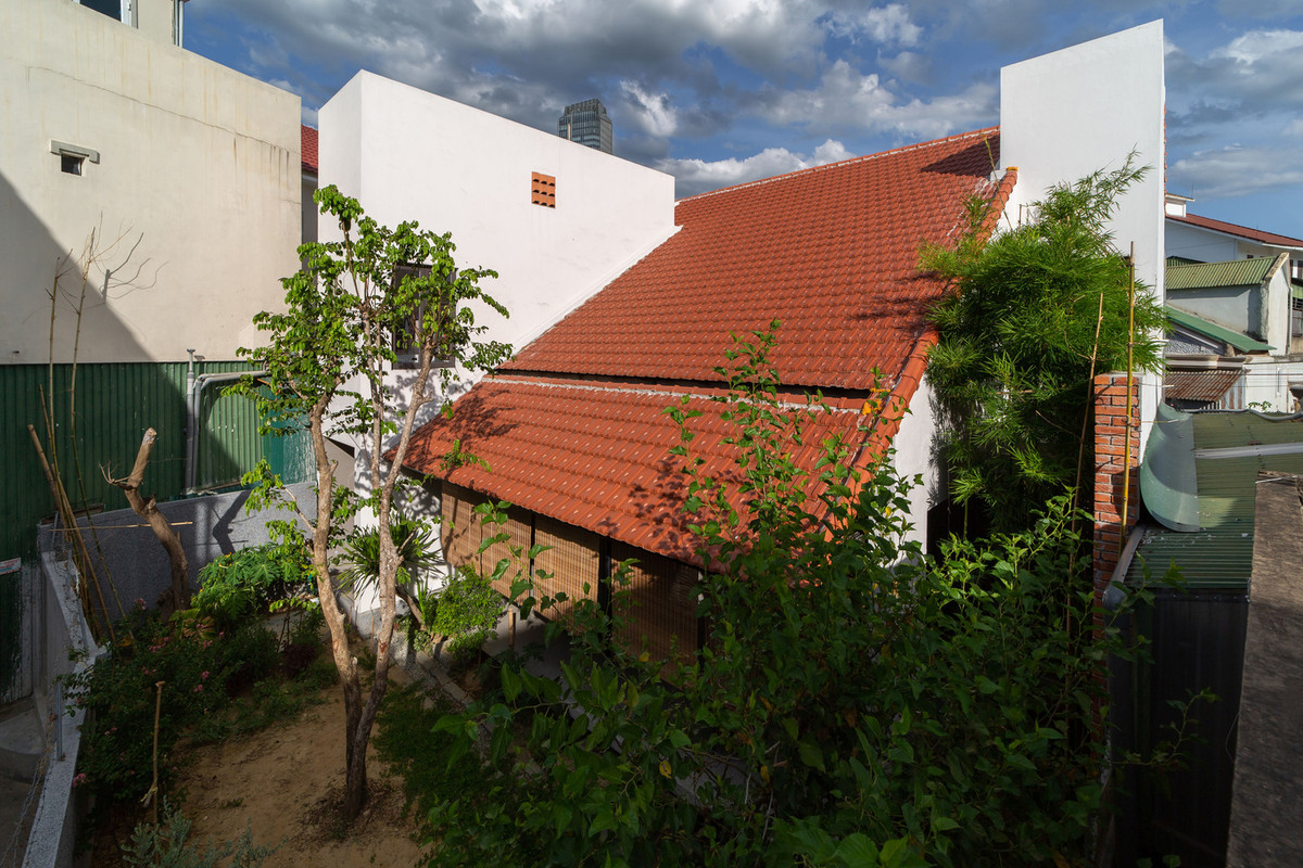 Sau khi quan sát khu đất, ý tưởng về một không gian nhiều lớp, trải rộng từ ngoài vào trong và từ trong ra ngoài dần được hình thành. Ảnh: Hoàng Lê