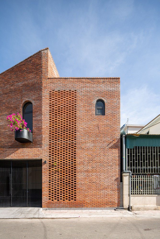 Gia chủ là một nhiếp ảnh gia, người có niềm đam mê với nguyên vật liệu thô và thủ công. Vì vậy, gạch thô, đá mài, gỗ tự nhiên, bê tông thô là những vật liệu chính được sử dụng cho dự án này. Ảnh: Hoàng Lê