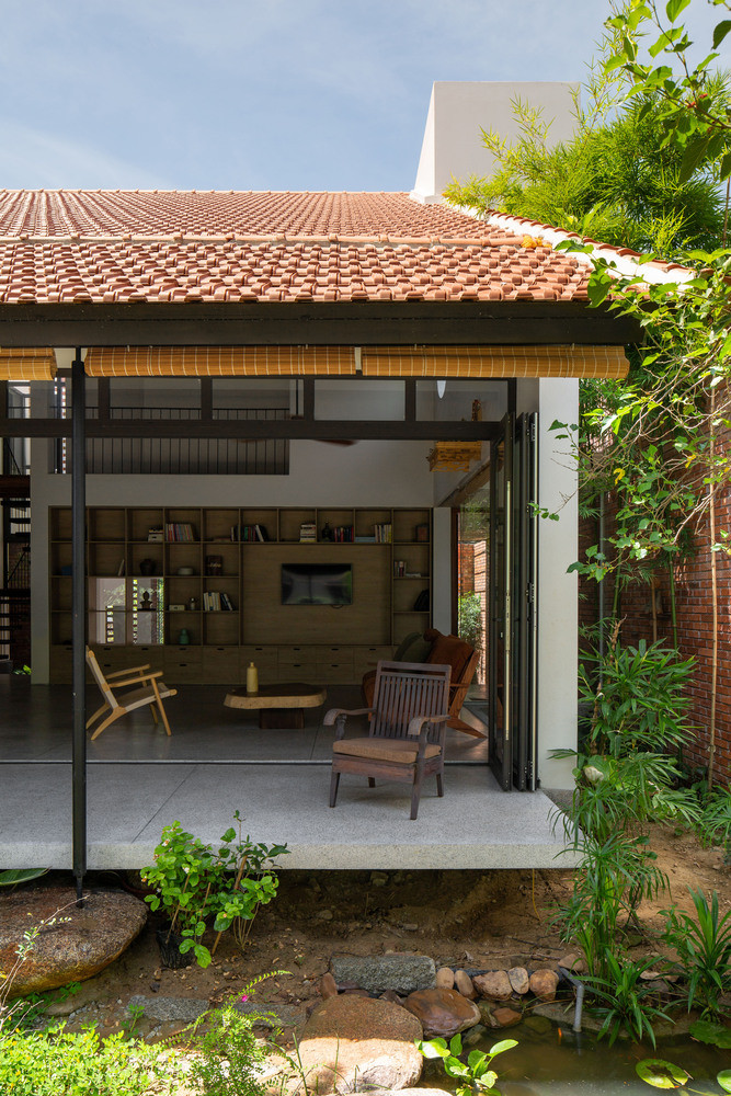 Các không gian được phân loại và bố trí thành các lớp ngang của mặt bằng từ ngoài vào trong. Trong đó, lớp thứ nhất là các không gian phụ trợ như gara, nhà vệ sinh, cầu thang và sân vườn nhỏ. Ảnh: Hoàng Lê