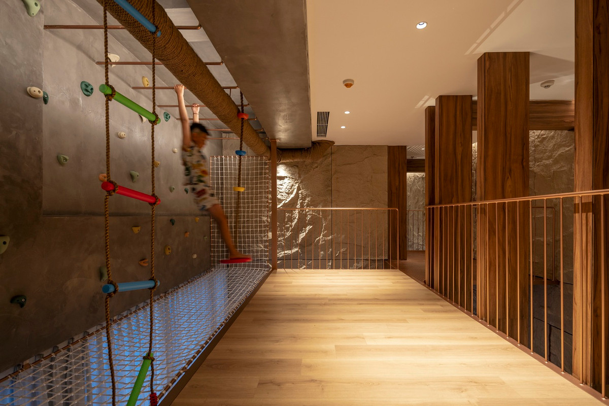 Phòng của các bé là một gác lửng được thiết kế từ một sàn thép lớn được nâng đỡ trên hệ cột gỗ.