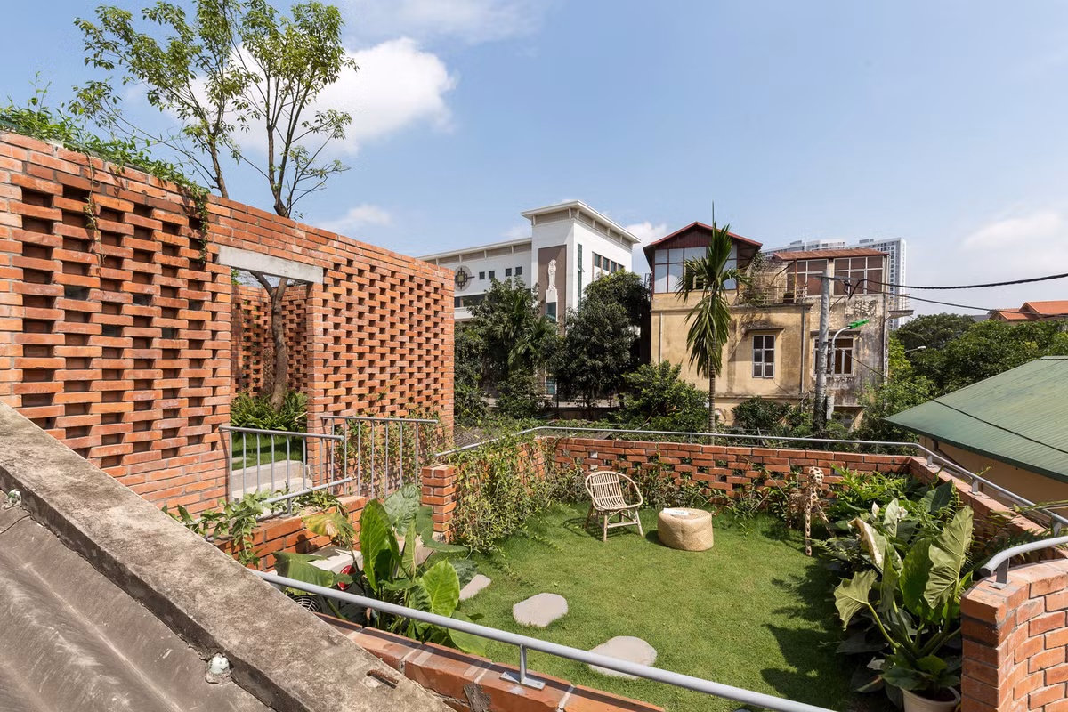 Để tạo điều kiện cho luồng thông gió và cung cấp ánh sáng tự nhiên, căn nhà thiết kế nhiều sân vườn mở.