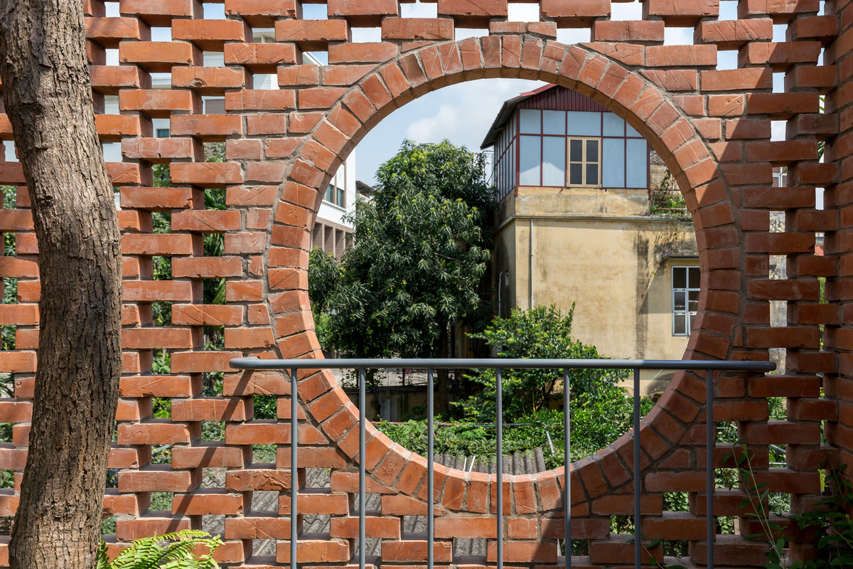 Những bức tường gạch không được xây kín giúp tạo độ thoáng cho căn nhà.