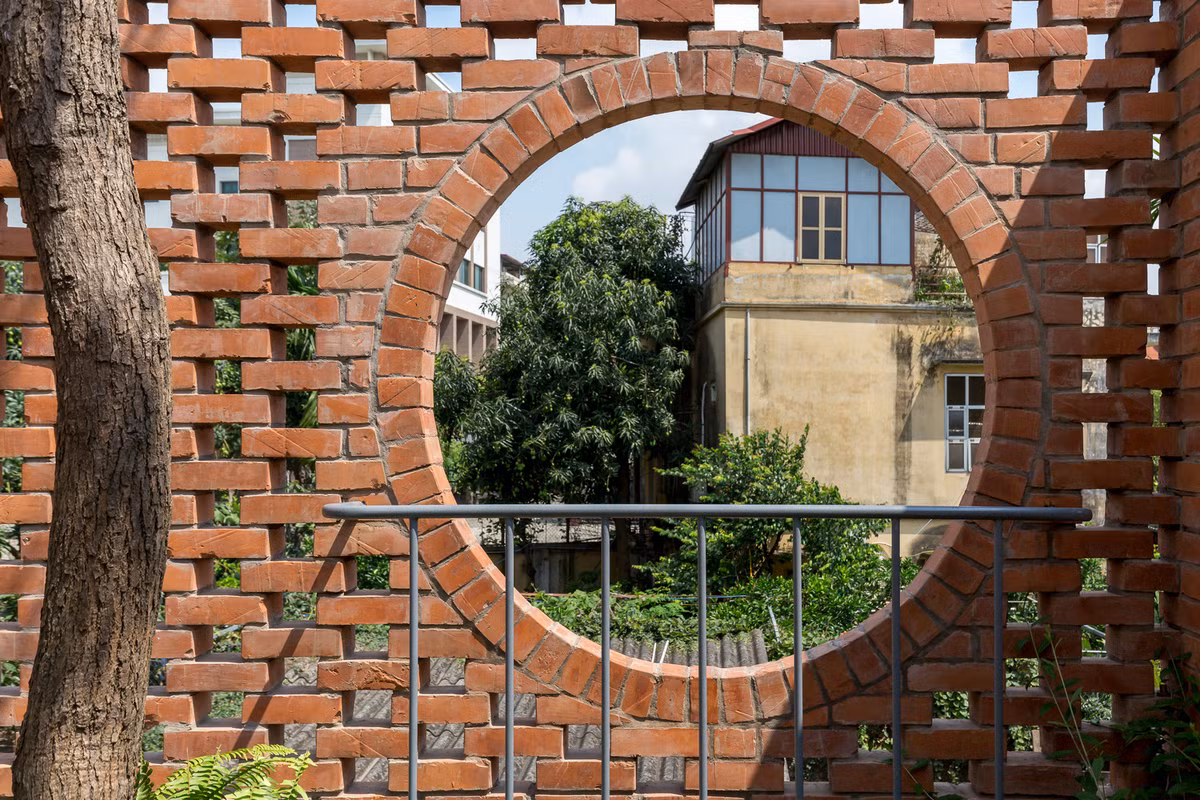 Những bức tường gạch không được xây kín giúp tạo độ thoáng cho căn nhà.