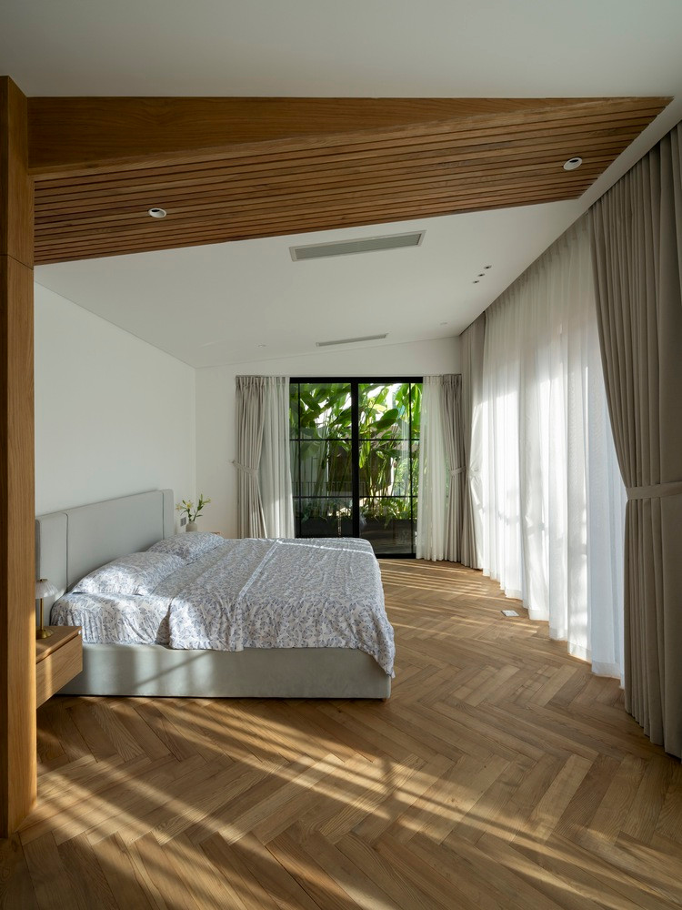 Phòng ngủ thiết kế đơn giản, chan hòa với thiên nhiên. Ảnh: Quang Trần