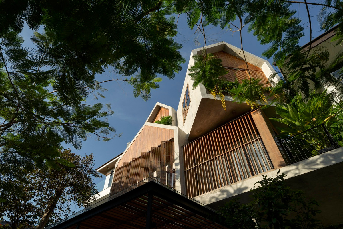 Hệ thống che nắng bằng gỗ linh hoạt kết hợp với nhiều loại cây xanh tạo nên những chuyển động thú vị trong ngày và hài hòa với cảnh quan xung quanh. Ảnh: Quang Trần