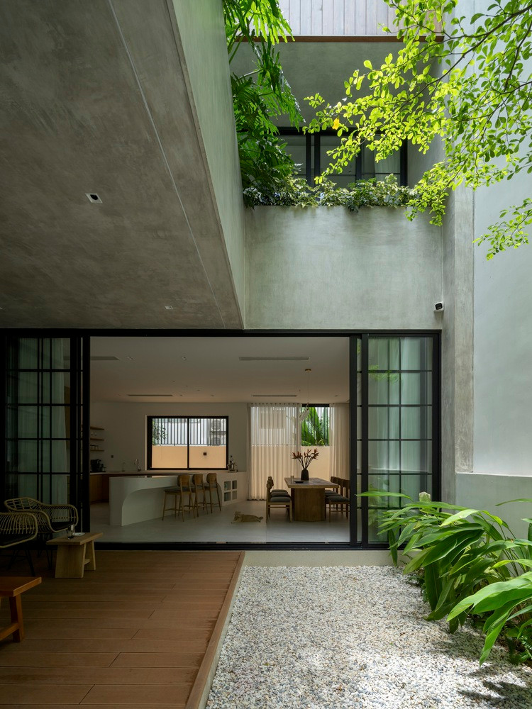 Trong khi đó, vùng đệm hoặc khu vực chuyển tiếp đóng vai trò phân chia ranh giới sống, giảm nhiệt trực tiếp, tạo ra không gian xanh cần thiết cho sự giao tiếp giữa con người và thiên nhiên và khuyến khích sự tương tác giữa các thành viên trong gia đình. Ảnh: Quang Trần