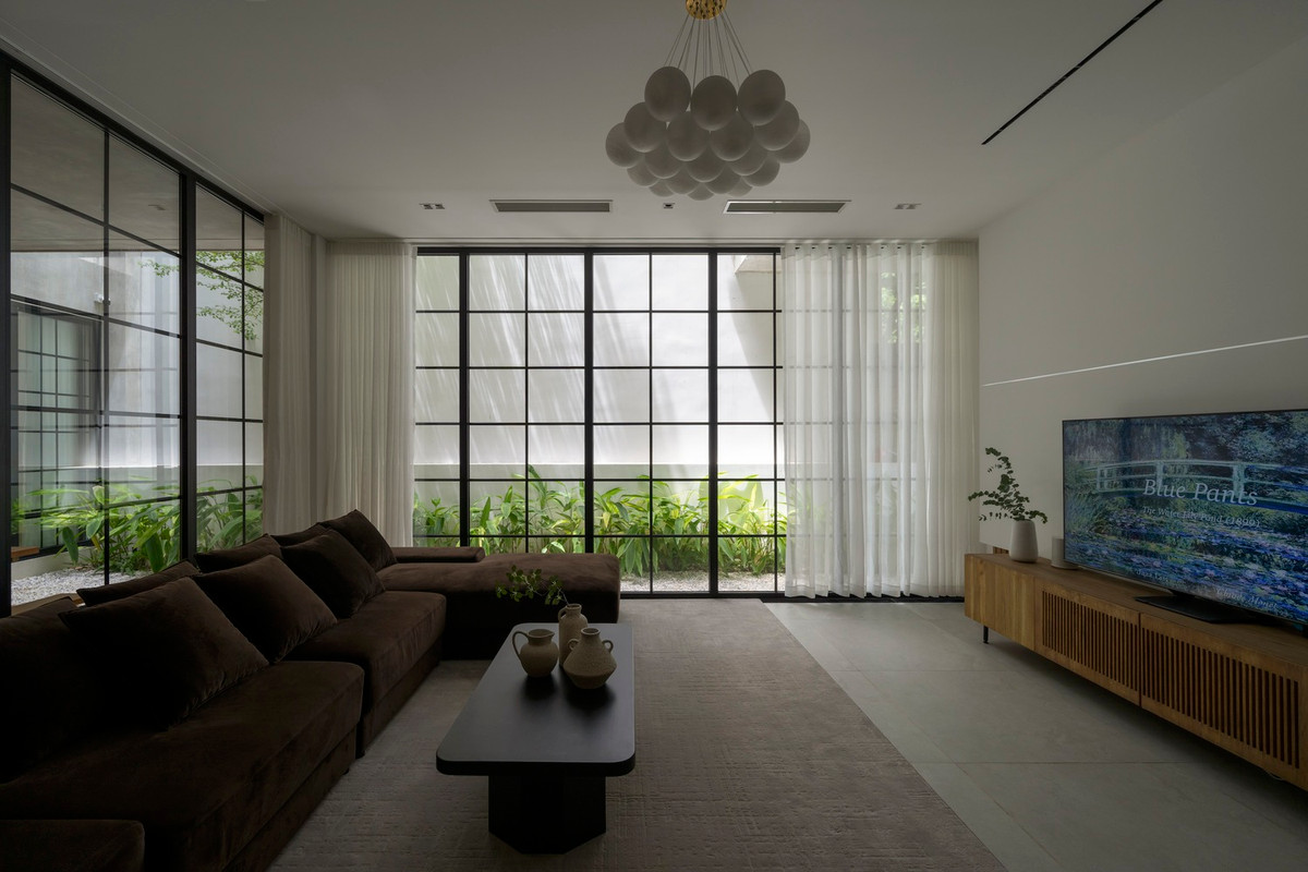 Phòng khách rộng rãi và thoáng đãng nhờ hệ cửa kính lớn. Ảnh: Quang Trần