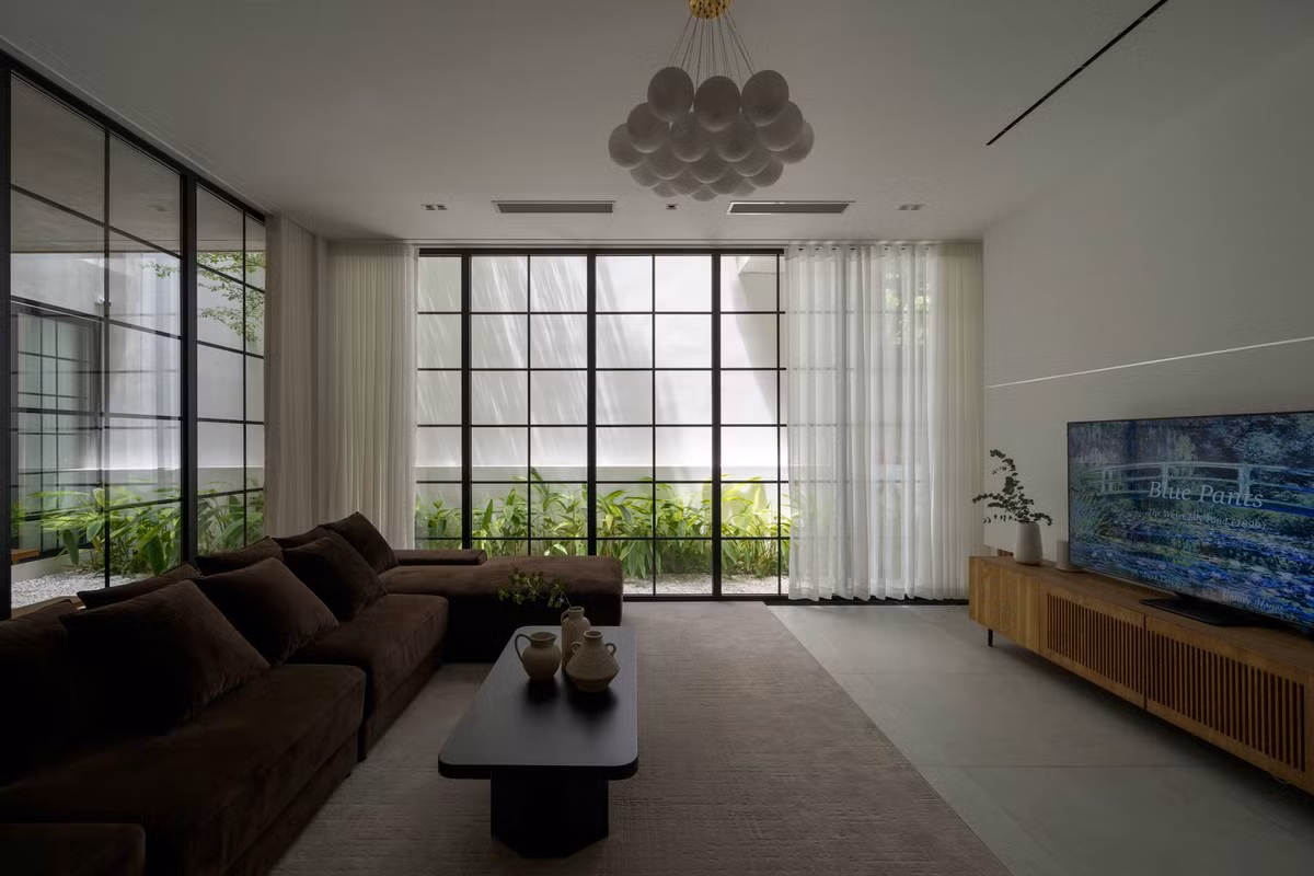 Phòng khách rộng rãi và thoáng đãng nhờ hệ cửa kính lớn. Ảnh: Quang Trần