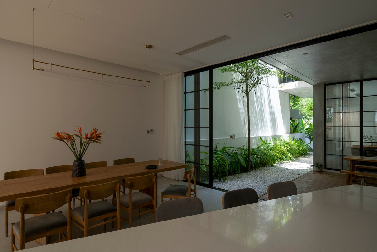 Khu vực bàn ăn nhìn thẳng ra khu vườn xanh mướt. Ảnh: Quang Trần