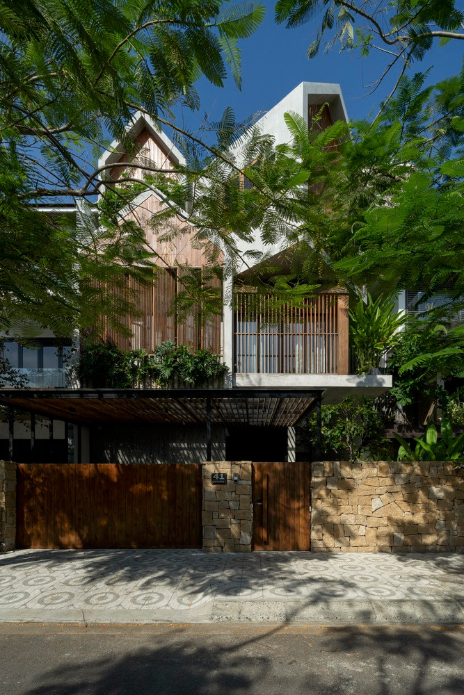  Ngôi nhà là khái niệm cho sự khởi đầu một cuộc sống mới mẻ, gắn kết và nuôi dưỡng tình yêu thương gia đình của đôi vợ chồng trẻ cùng hai con nhỏ. Ảnh: Quang Trần