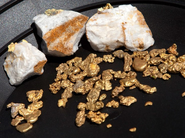 Ước tính, mỗi ngày mỏ vàng Mponeng khai thác hơn 5.400 tấn đá. Năm 2010, Mponeng sản xuất được 535.000 ounce vàng. Hai năm sau đó, mỏ này sản xuất khoảng 405.000 ounce. Ảnh: Thetravel