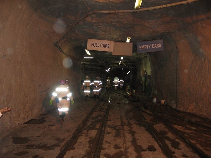 Mponeng được trang bị thang máy dài nhất thế giới để phục vụ 4.000 thợ mỏ làm việc dưới hầm mỏ mỗi ngày. Khác với thang máy thông thường, mỗi thang máy trong mỏ gồm 3 tầng, có thể chở một lúc 120 người. Ảnh: Getty