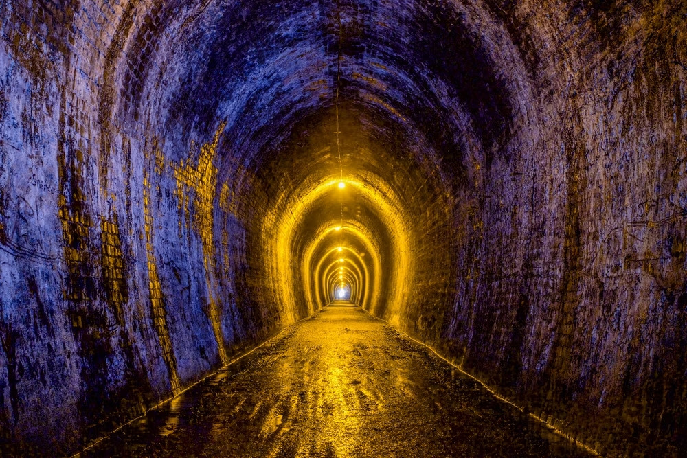 Thời gian để các thợ mỏ di chuyển từ mặt đất đến khai trường là 90 phút. Thời gian đi lên cũng tương tự. Ảnh: A_Dozmorov