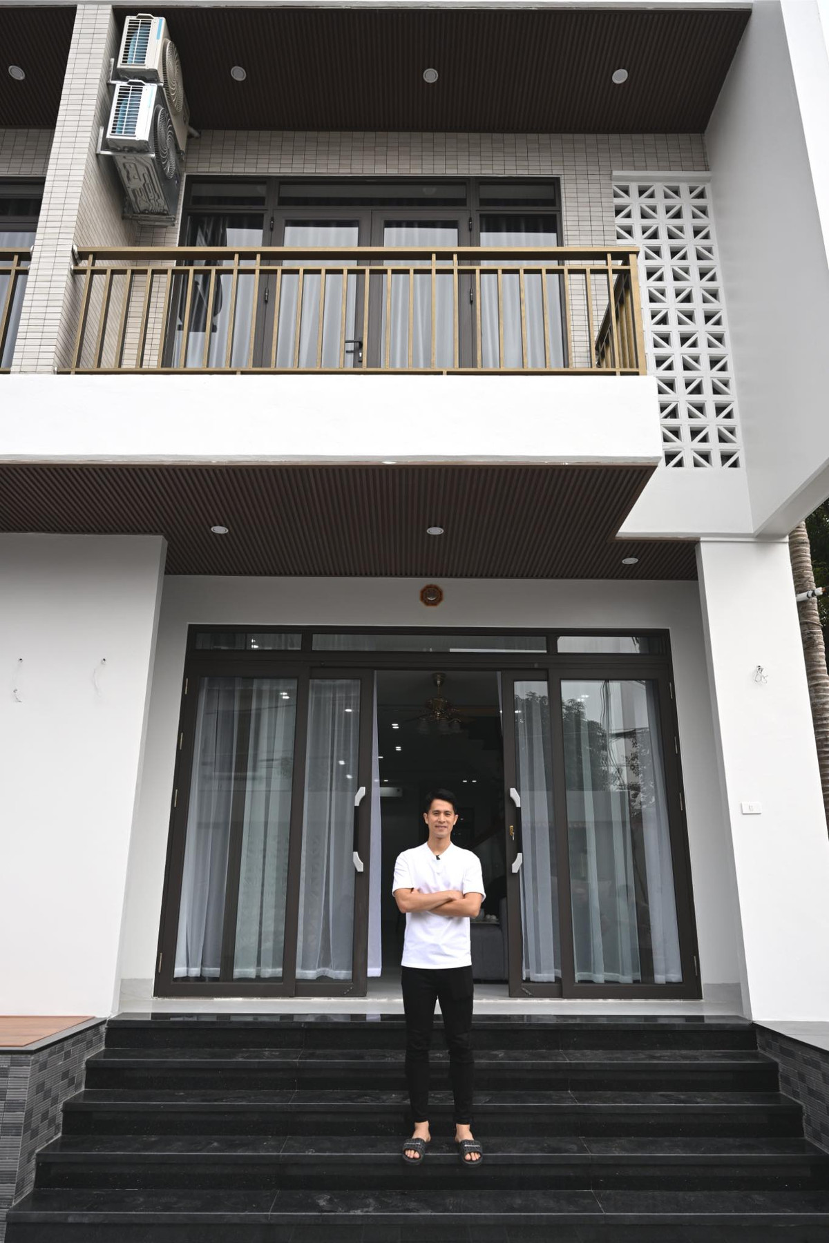 Ngôi nhà của Đình Trọng sử dụng tông màu trắng chủ đạo, thiết kế hiện đại. Ảnh: FB Trần Đình Trọng