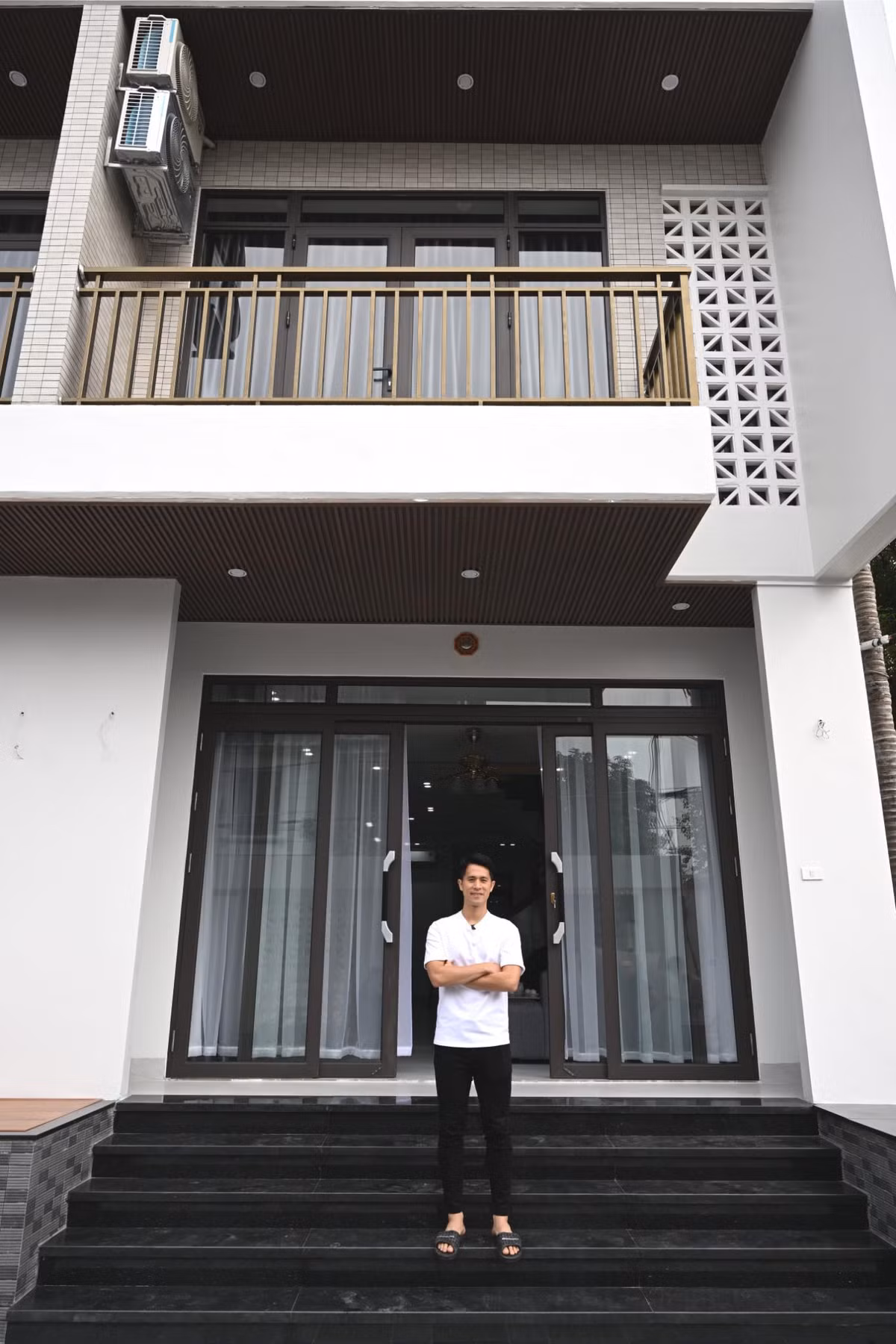 Ngôi nhà của Đình Trọng sử dụng tông màu trắng chủ đạo, thiết kế hiện đại. Ảnh: FB Trần Đình Trọng