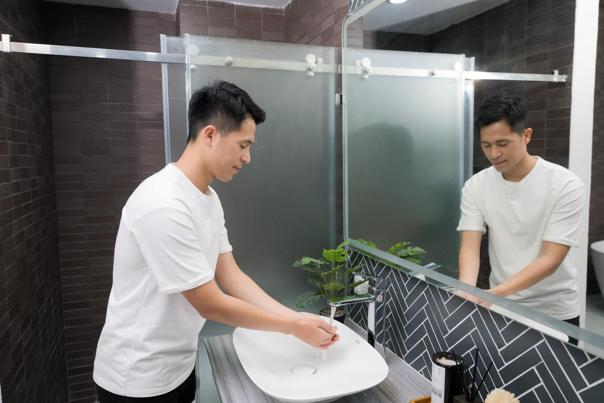 Đình Trọng cho biết, phòng tắm là nơi các thành viên và anh thư giãn sau một ngày lao động vất vả, nên các thiết bị nội thất đều có chất lượng cao và được nhập khẩu từ nước ngoài. Ảnh: FB Trần Đình Trọng