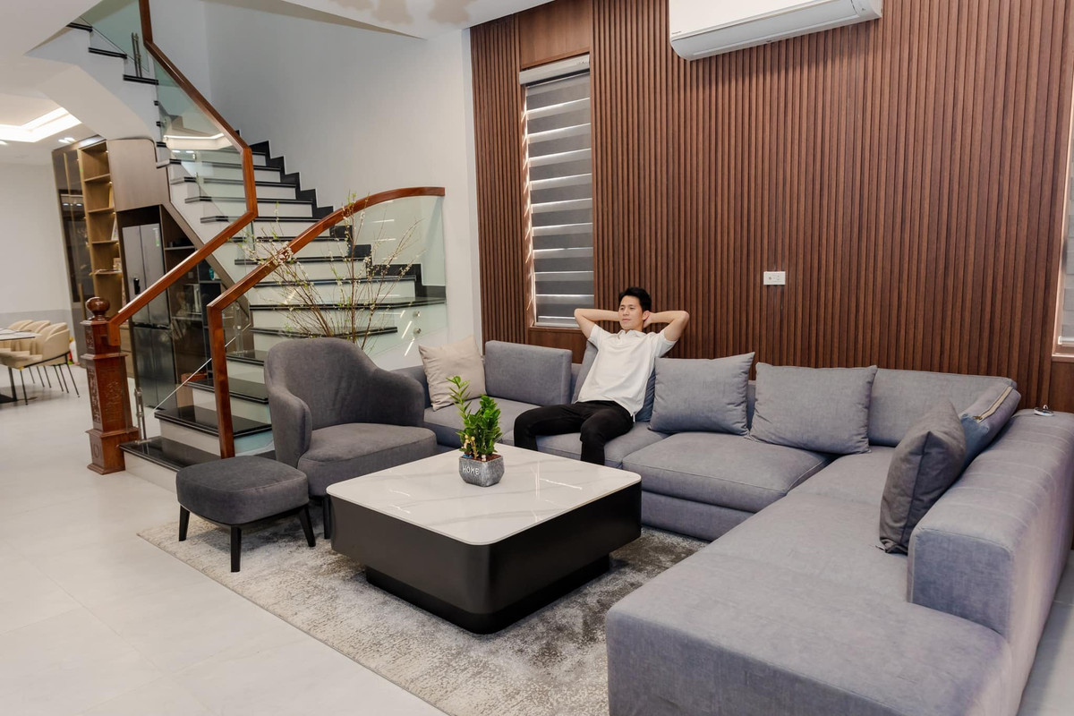 Trong phòng khách, nam cầu thủ đặt bộ sofa lớn, tiện nghi và thoải mái. Ảnh: FB Trần Đình Trọng