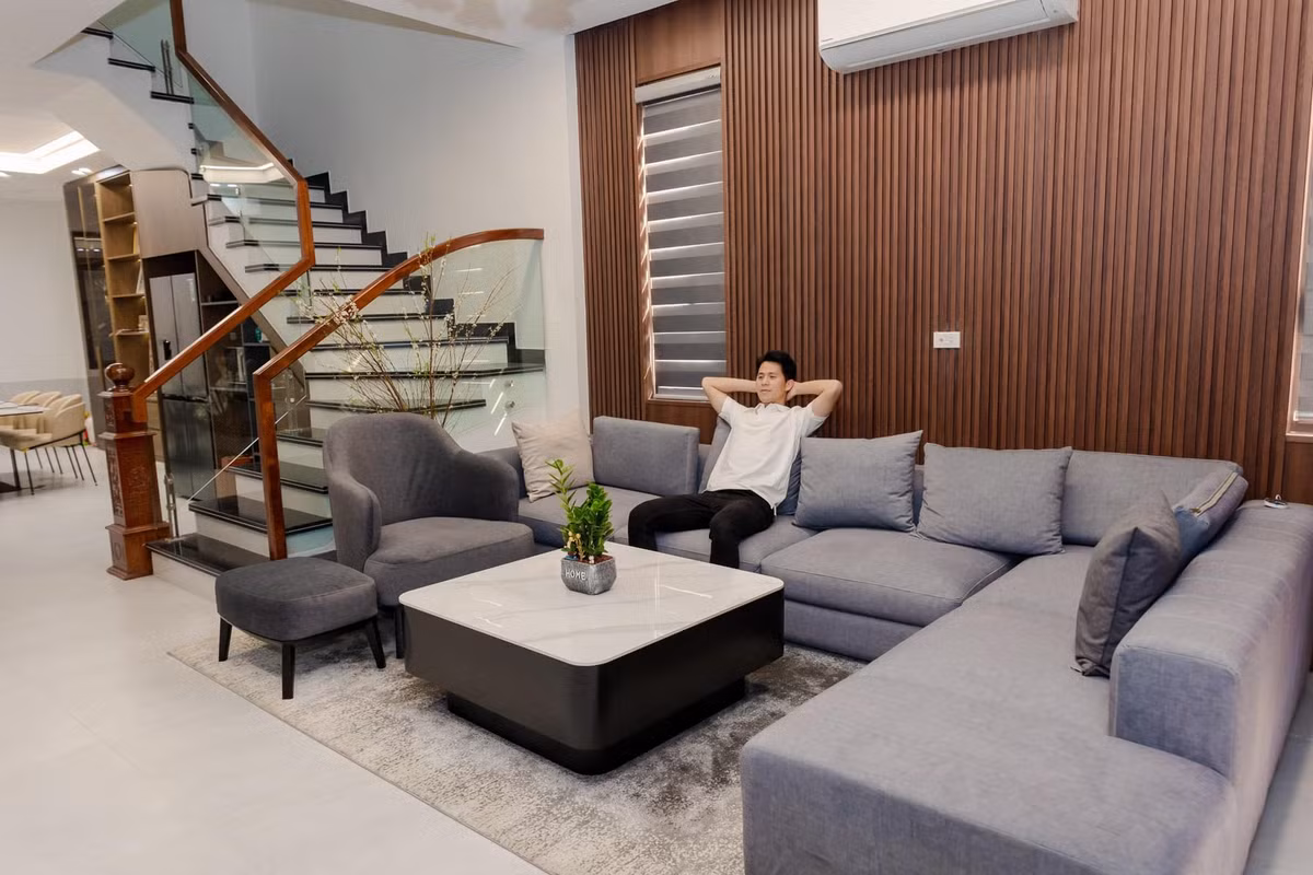 Trong phòng khách, nam cầu thủ đặt bộ sofa lớn, tiện nghi và thoải mái. Ảnh: FB Trần Đình Trọng