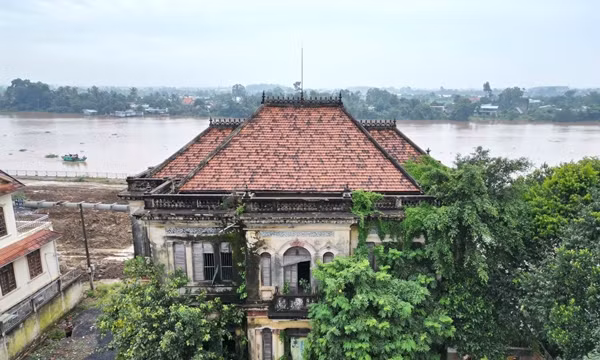 Bốn mặt căn nhà có rất nhiều cửa sổ bằng gỗ. Ảnh: Dân Việt