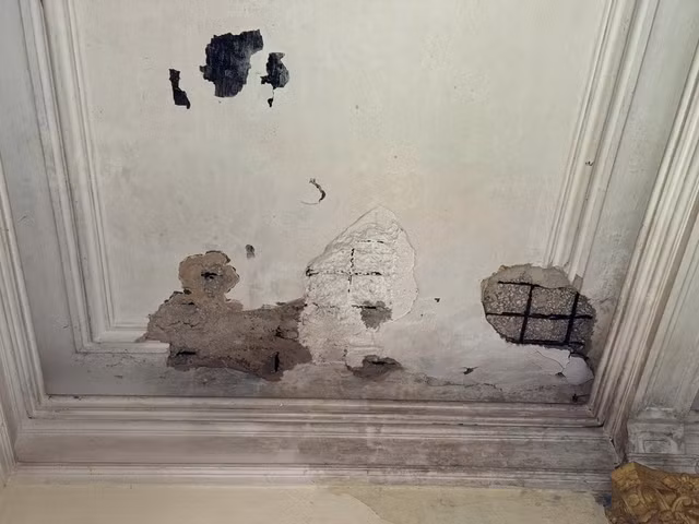 Sau khi kiểm tra, ghi nhận nguyện vọng chủ nhân ngôi nhà, Sở Xây dựng tổng hợp ý kiến các sở, ban ngành để trình UBND tỉnh Đồng Nai xem xét, quyết định. Ảnh: Người lao động