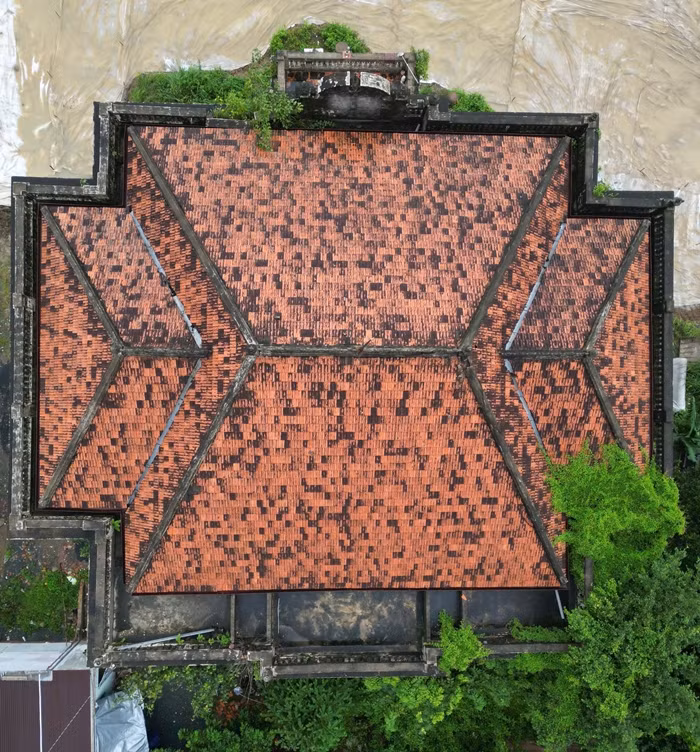 Toàn bộ căn nhà có màu vàng chủ đạo, mái lợp ngói. Ảnh: Dân Việt