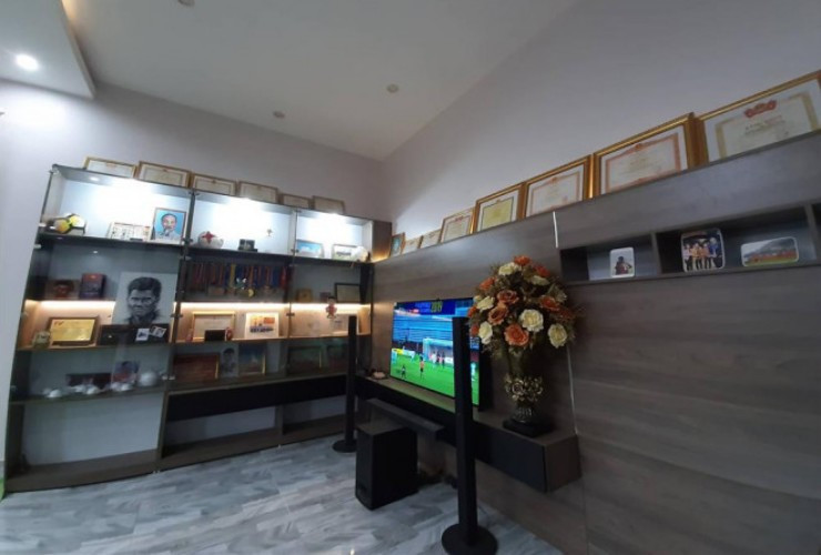 Trong phòng khách bày rất nhiều huy chương, bằng khen và các món quà lưu niệm fan tặng Hà Đức Chinh. Ảnh: FBNV