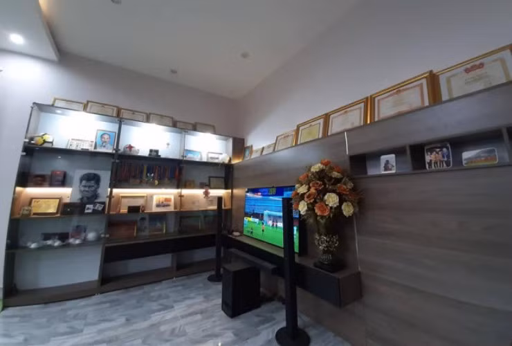 Trong phòng khách bày rất nhiều huy chương, bằng khen và các món quà lưu niệm fan tặng Hà Đức Chinh. Ảnh: FBNV