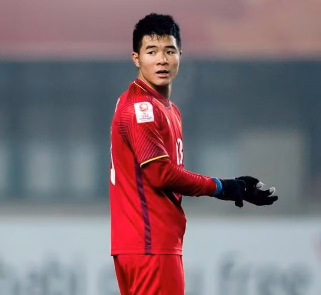 Sau lễ đầy tháng con trai, Hà Đức Chinh trở lại CLB Bình Dương để chuẩn bị cho mùa giải 2024/25. Nam cầu thủ vừa gia nhập đội bóng đất Thủ Dầu Một sau khi hết hạn hợp đồng với CLB Bình Định cuối mùa giải vừa qua. Ảnh: FB Ha Duc Chinh