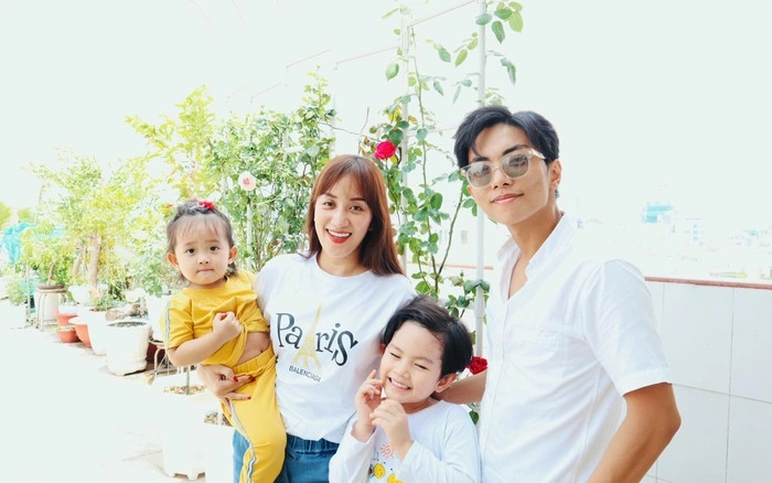 Trong căn biệt thự bề thế tại TP HCM, vợ chồng Khánh Thi - Phan Hiển trồng cả một vườn hồng trên sân thượng rộng 350m2.