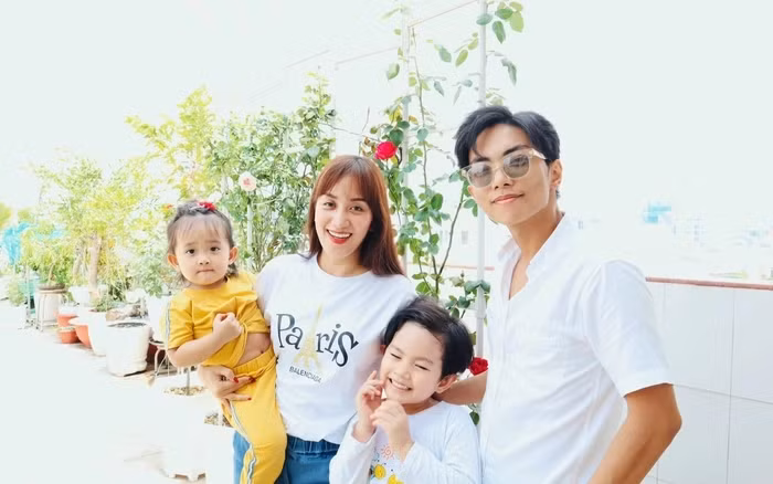 Trong căn biệt thự bề thế tại TP HCM, vợ chồng Khánh Thi - Phan Hiển trồng cả một vườn hồng trên sân thượng rộng 350m2.