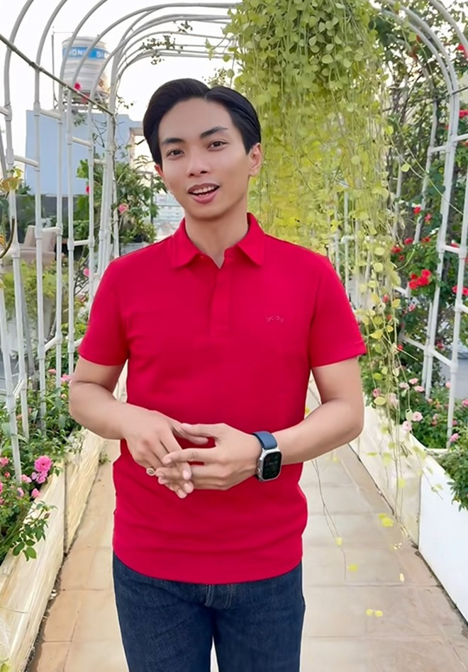 Mới đây, Phan Hiển đăng video giới thiệu vườn hồng trong biệt thự và cho biết nay đúng dịp vườn hoa bung lụa hết cỡ.