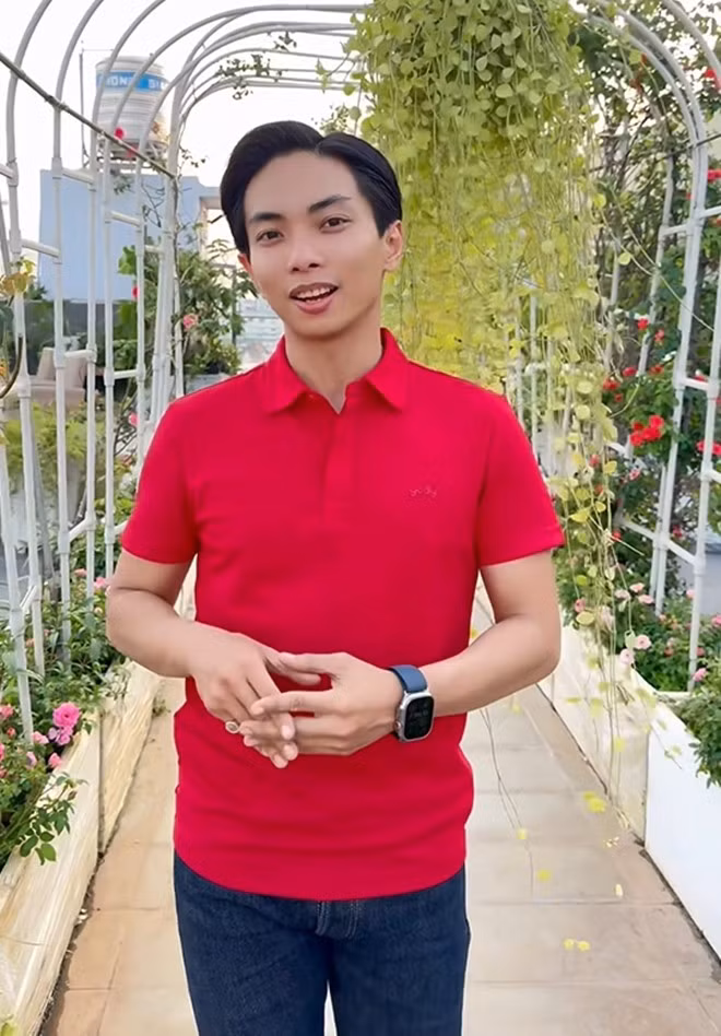 Mới đây, Phan Hiển đăng video giới thiệu vườn hồng trong biệt thự và cho biết nay đúng dịp vườn hoa bung lụa hết cỡ.