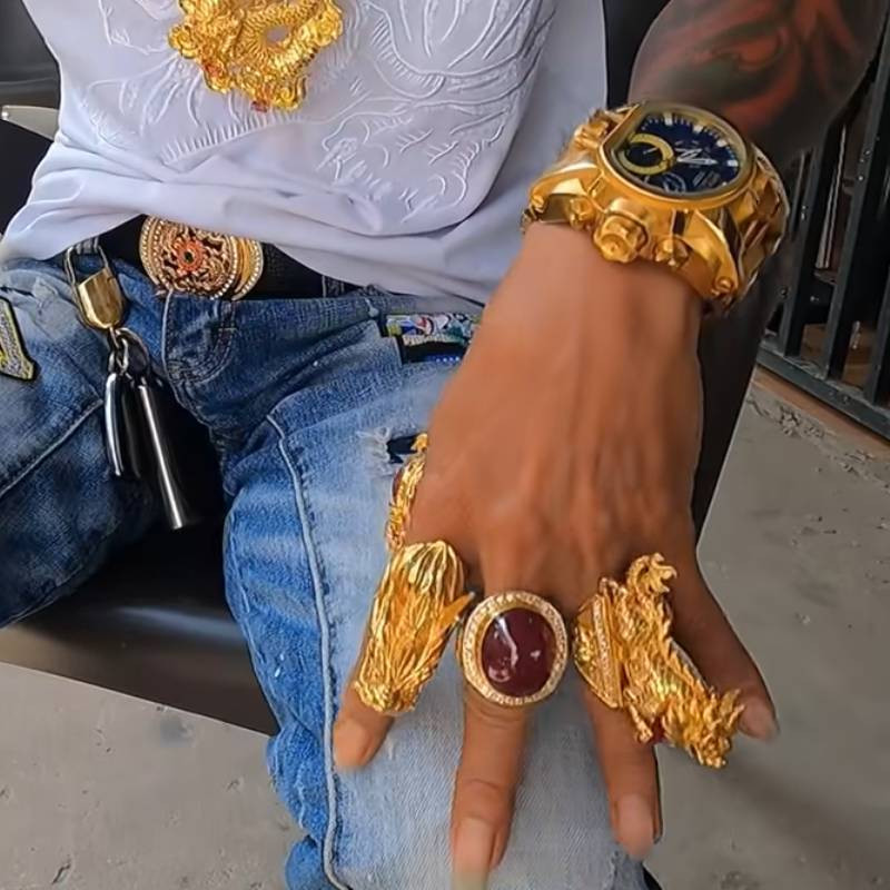 Thời điểm đó, anh Lợi cho biết đeo 50 lượng vàng 18K, gồm dây chuyền 5 lượng, mặt dây chuyền hình rồng 7,2 lượng vàng, một chiếc vòng tay hơn 17 lượng vàng và một chiếc vòng khác hơn 20 lượng vàng cùng nhiều chiếc nhẫn hơn 10 lượng vàng.