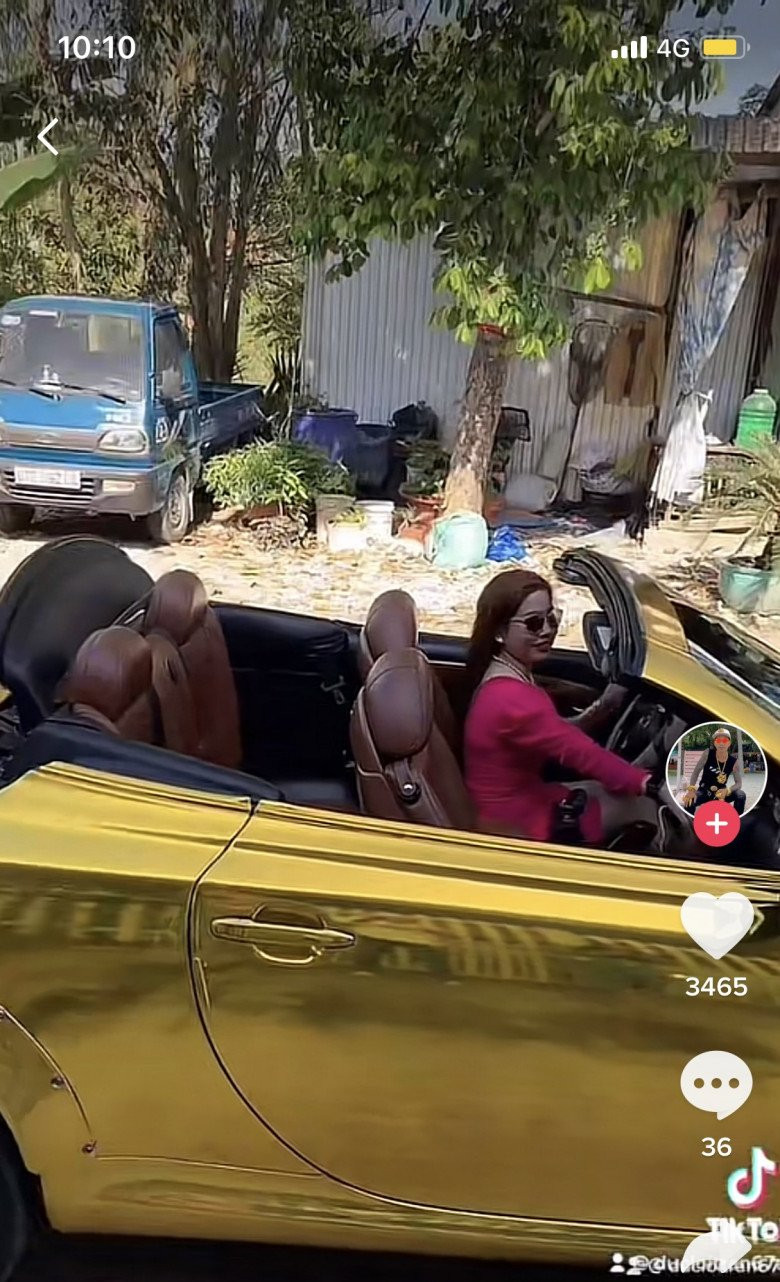 Chiếc Lexus mạ vàng của anh Lợi thu hút sự chú ý của mọi người. Nguồn ảnh: FBNV