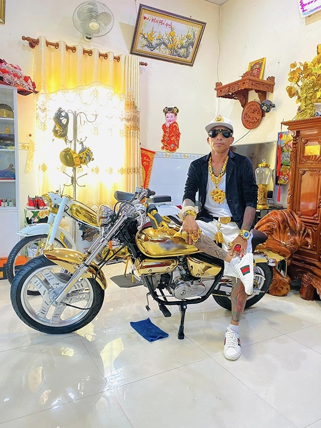 Từ cổ, cánh tay cho đến ngón tay của anh Lợi đều dát đầy vàng với giá trị hơn cả tỷ đồng.