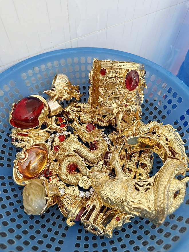 Thi thoảng, anh Lợi bớt chút thời gian vệ sinh trang sức bằng cách cho vào nồi nước sôi, sau đó vớt ra để vào rổ cho ráo nước.