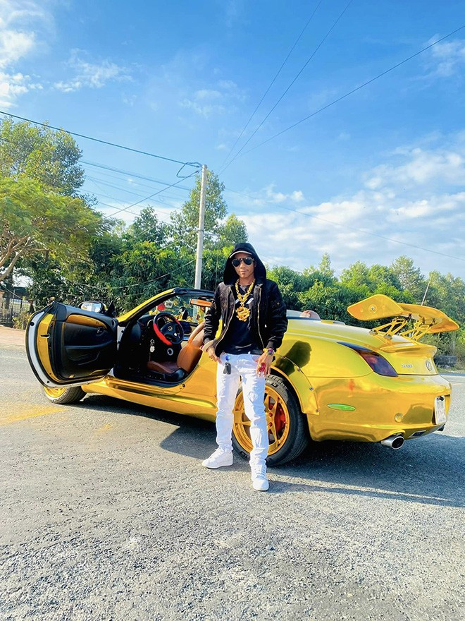 Thậm chí, anh còn mạ vàng chiếc ô tô - phương tiện phục vụ việc đi lại và công việc kinh doanh.