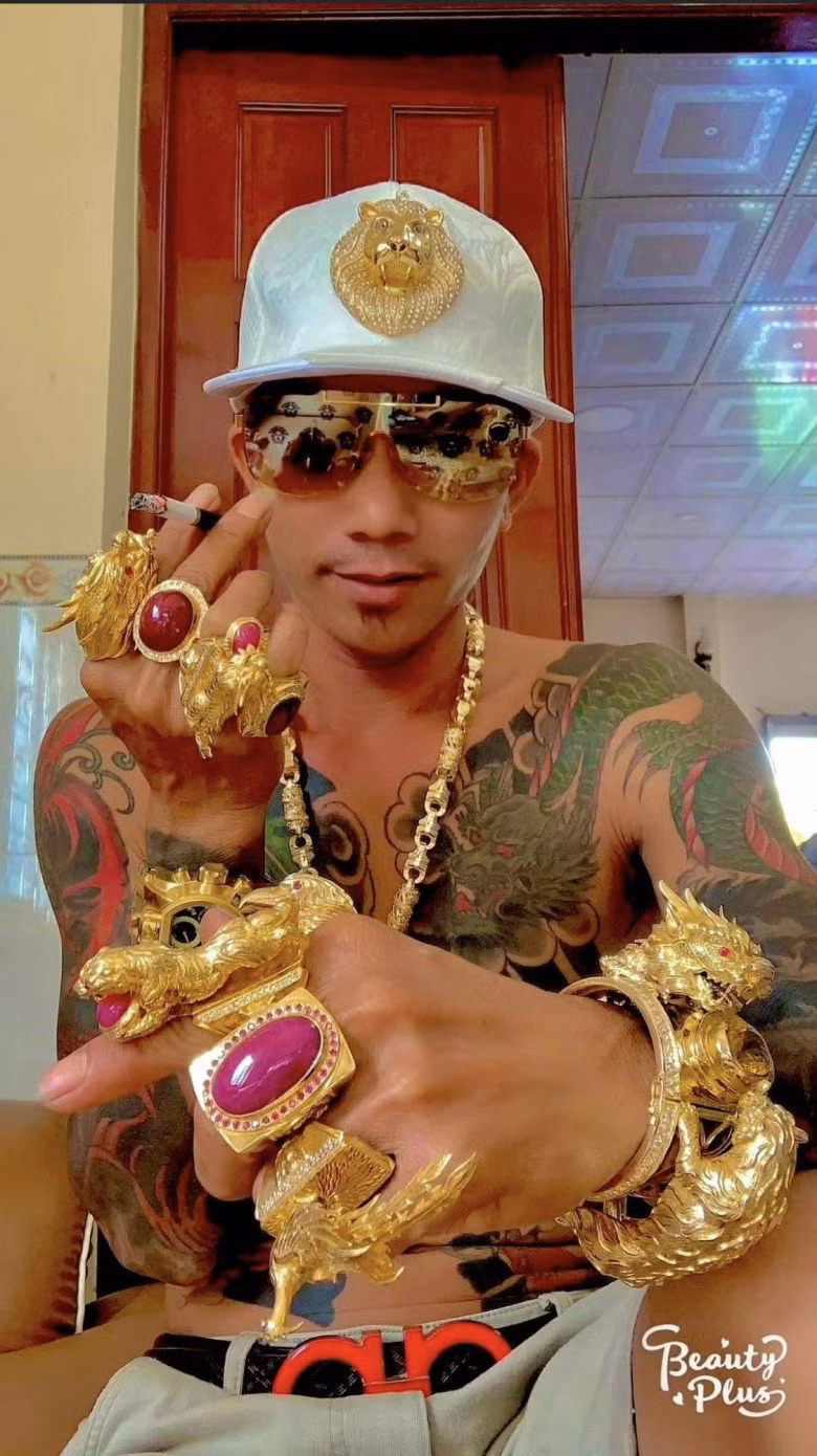 Ngoài ra, anh Lợi còn kinh doanh mỹ phẩm và có một tiệm cà phê nho nhỏ.