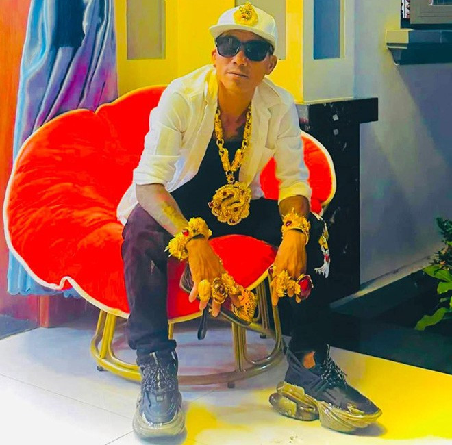 Hiện tại, anh Lợi vẫn trung thành với sở thích đeo vàng kín người, đi ra ngoài không sợ trộm cướp hay ánh mắt dè bỉu từ thiên hạ.