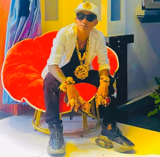 Hiện tại, anh Lợi vẫn trung thành với sở thích đeo vàng kín người, đi ra ngoài không sợ trộm cướp hay ánh mắt dè bỉu từ thiên hạ.