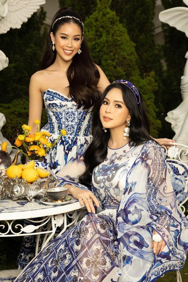 Vợ tỷ phú Johnathan Hạnh Nguyễn và con gái trông chẳng khác nào hai chị em nên chính Tiên Nguyễn cũng phải thừa nhận điều này, gọi bà Thủy Tiên là “chị mẹ”. Ảnh: Facebook