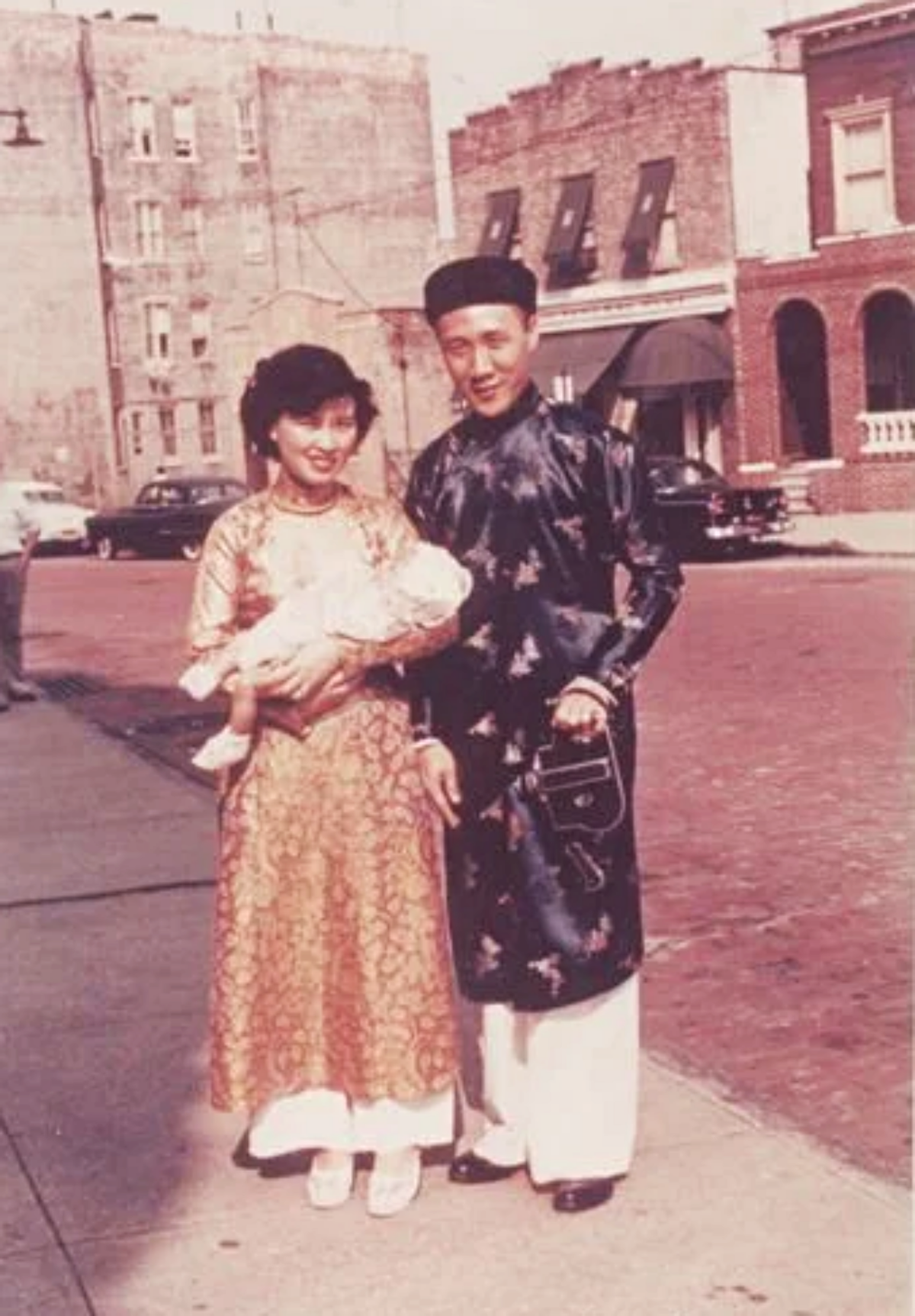 Chân dung đại gia Sài Gòn thuê người phơi tiền cho khỏi mốc Chan dung dai gia Sai Gon thue nguoi phoi tien cho khoi moc