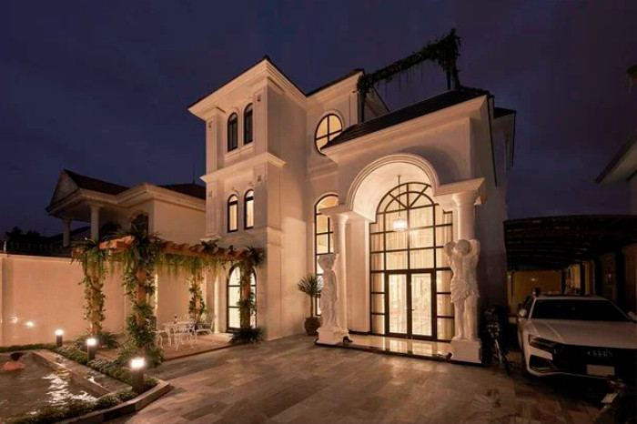 Biệt thự của Lệ Quyên ở TP HCM được hoàn thành vào năm 2021, có tông màu trắng làm chủ đạo và thiết kế theo phong cách cổ điển.